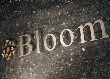「Bloom」と書かれた切り文字表札